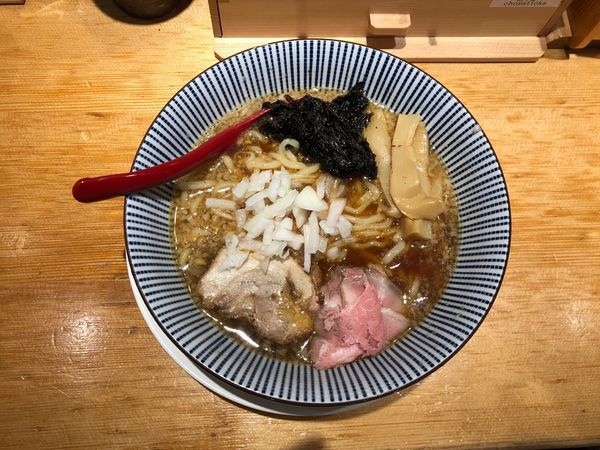 「背脂醤油らー麺」@焼きあご塩らー麺 たかはし 新宿本店の写真