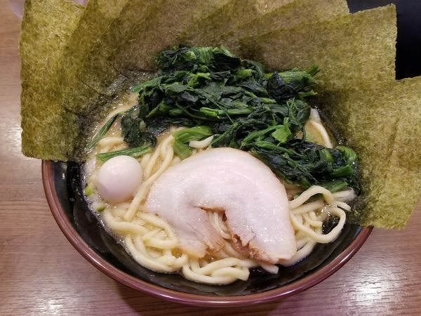 「豚骨醤油ラーメン+ほうれんそう」@横浜家系ラーメン 一刀家 赤坂本店の写真