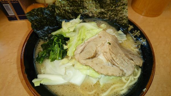 「ラーメン中盛(800円)+キャベツ(100円)」@光家の写真