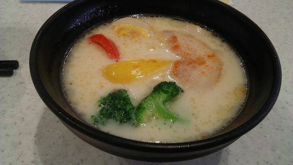 「白いスープカレーラーメン 390円（税抜）」@かっぱ寿司 市川東大和田店の写真