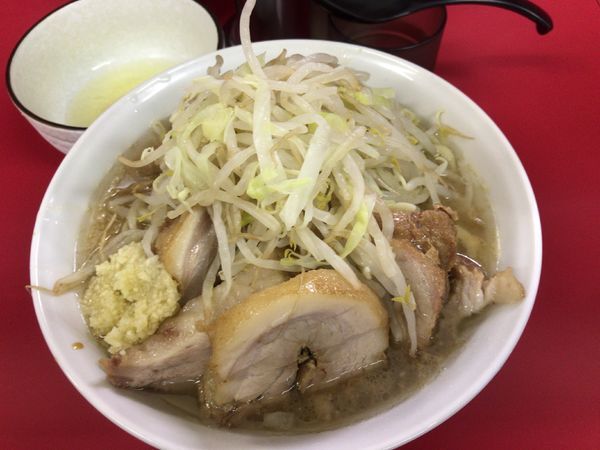 「小ラーメン豚入り(ニンニク)+ニンニク味+生卵1000円」@ラーメン二郎 茨城守谷店の写真