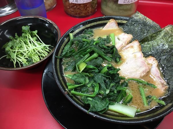 「チャーシューメン＋青菜＋かいわれ」@家系ラーメン 王道家の写真