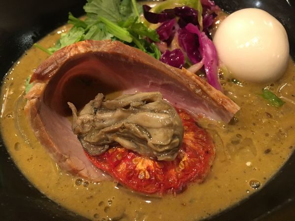 「味玉牡蠣味噌スパイスそば」@潮くろ㐂の写真