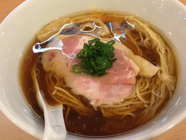 「醤油らぁ麺」@らぁ麺 はやし田 新宿本店の写真
