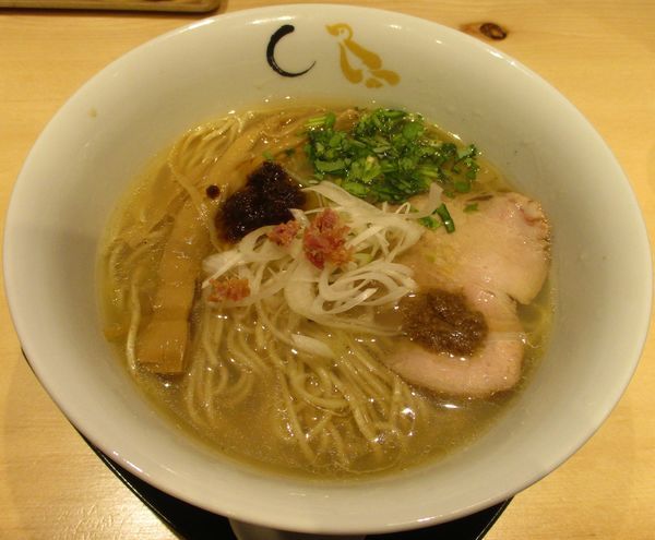 「真鯛と蛤の塩そば　900円」@SOBAHOUSE 金色不如帰 新宿御苑本店の写真