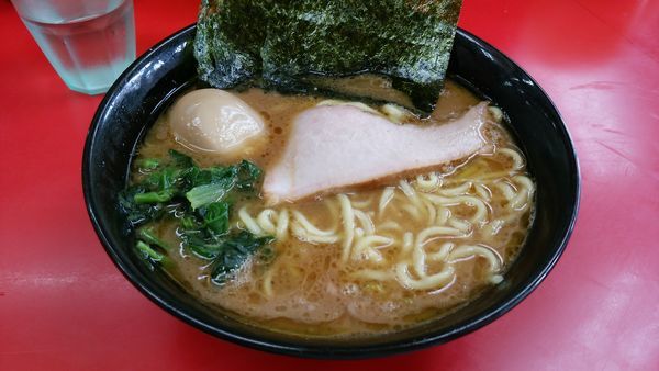 「ラーメン並み味玉」@ラーメン杉田家の写真