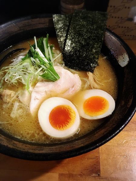 「濃厚鶏骨醤油そば」@濃厚鶏そば 麺屋武一 新橋本店の写真