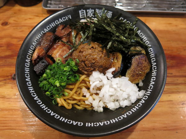 「長茄子スパイスカレー油そば （期間限定）：890円」@油そば専門店 GACHIの写真