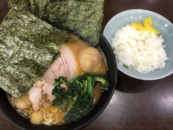 「チャーシュー麺+海苔&ライス」@杉田家 千葉祐光店の写真