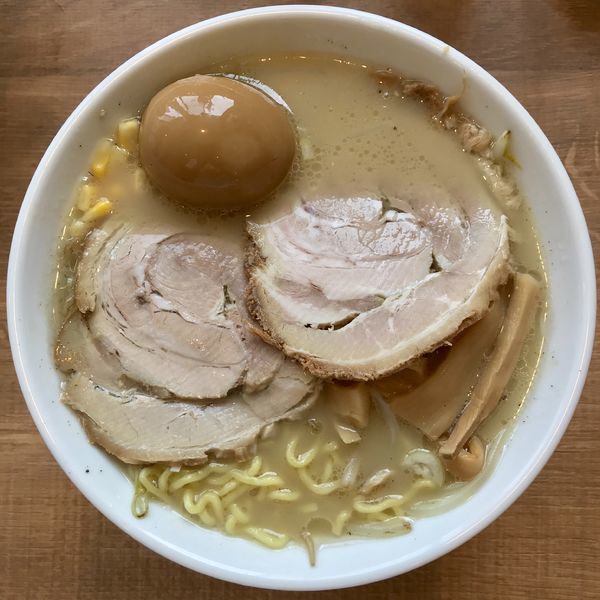 「塩らぁめん ¥700円（味玉＋100円）」@旭川らぁめん としまるの写真