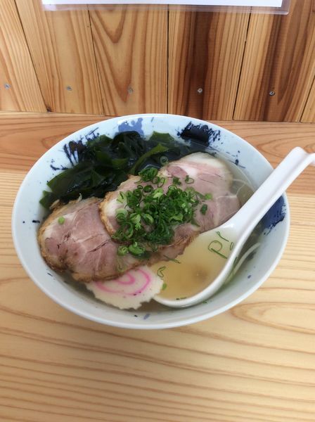 「塩らーめん+チャーシュー+ワカメ」@上灘水産ラーメン店の写真