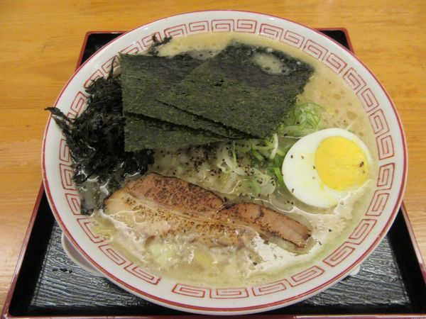 「背脂とんこつ醤油８００円＋岩海苔１００円（税込み９７２円）」@背脂豚骨醤油らーめん 豚健の写真