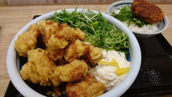 「限定/タル鶏天ぶっかけうどん・得+メンチカツ丼」@丸亀製麺 イオンモール日の出店の写真