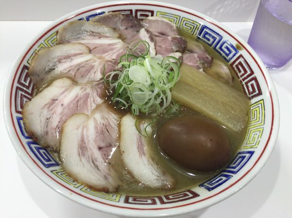 「煮干鰮豚骨らーめん煮玉子入り・肉増し(大盛)」@煮干鰮豚骨らーめん 嘉饌の写真