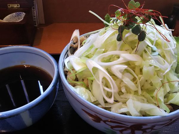 「肉つけキャベツ蕎麦（太麺）2人前￥960」@福徳屋の写真