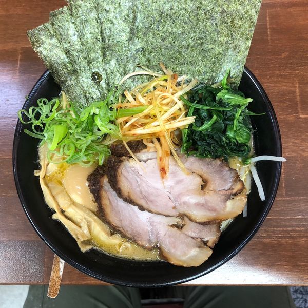 「豚骨醤油全部のせ」@飯山家系濃厚豚骨ラーメン がぁたくの写真
