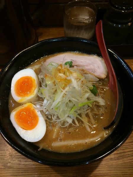 「辛味噌ラーメン(半熟卵)960円」@麺処 花田 上野店の写真