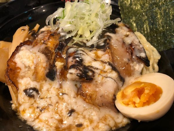 「炙りとん黒油そば（中）」@油そば専門店 春日亭 五反田店の写真