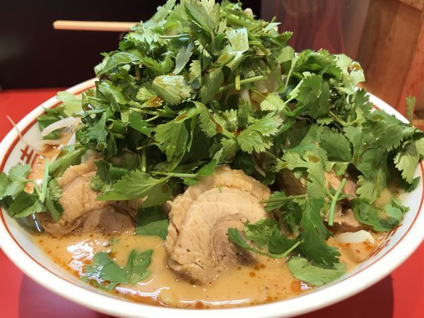 「スパ辛ラーメン 750円 パクチー100円 豚2枚180円」@ラーメン 風らいぼうの写真