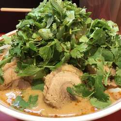 スパ辛ラーメン 750円 パクチー100円 豚2枚180円