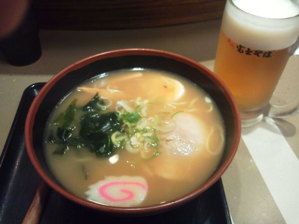 「煮干しラーメン450+生ビ330=780円」@名代 富士そば 秋津店の写真