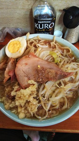 「ラーメン普通ニンニク+黒ウーロン」@ラーメン富士丸 西新井大師店の写真