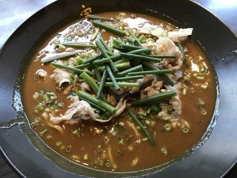 「赤いかれー麺(辛口)+半ライス(無料)」@かれー麺 実之和 赤坂店の写真