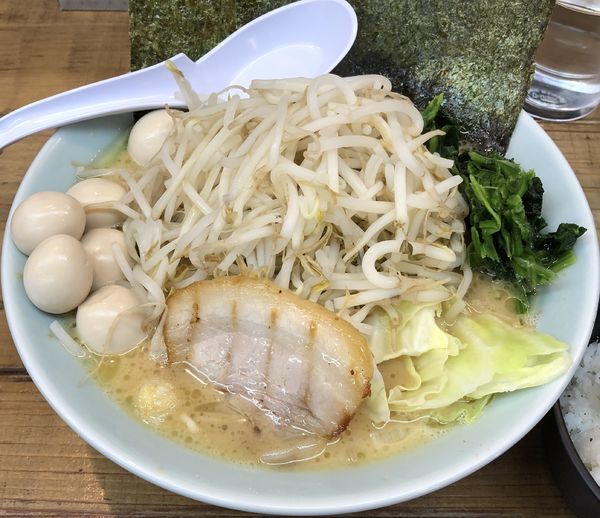 「野菜ラーメン・大盛り＋うずら＋ライス（￥780＋￥50）」@横浜家系らーめん 魂心家 大和店の写真