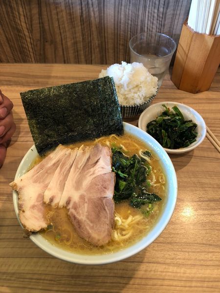 「中盛り  チャーシュー 海苔 ほうれん草増し ライス」@ラーメン 清水家の写真