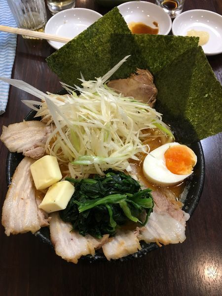 「赤味噌ネギチャーシュー麺➕バタートッピング 合計1450円」@横浜家系ラーメン さぃきょうの写真