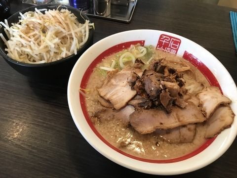 「肉そば(太)+中盛+もやし」@千石自慢ラーメン 本店の写真