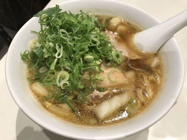 「おいしい拉麺[ネギトッピングと大盛]」@神座飲茶樓 東京駅グランルーフ店の写真