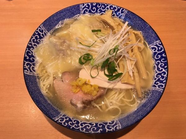 「ワンタン中華そば 白だし」@中華そば 虎桜の写真