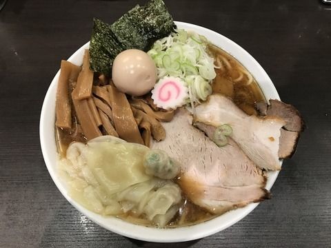 「デラックスラーメン+ワンタン(3個)」@東池袋大勝軒 南池袋店の写真