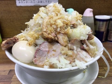 「豚入り+味玉付」@ラーメン麺徳 東上野店の写真