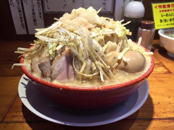 「ネギらーめん(野菜&脂増し)+味玉」@らーめん バリ男 新橋本店の写真