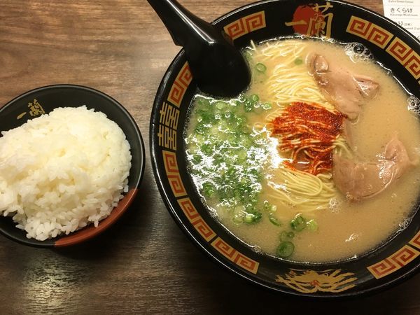 「天然とんこつラーメン＆ごはん」@一蘭 本社総本店の写真
