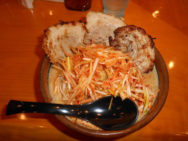 「北海道味噌漬け炙りチャーシュー麺(大盛)肉ネギトッピング」@麺場 田所商店 川口店の写真