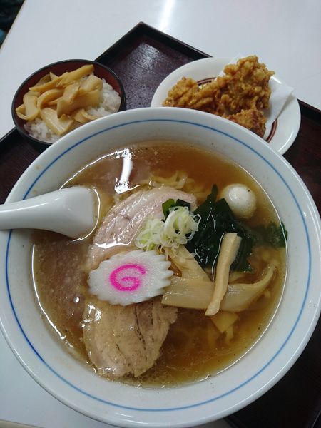 「ラーメン550円 唐揚げ3個230円 半ライス(サービス)」@手打ちらーめん 一兆の写真