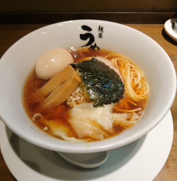 「醤油肉ワンタンメン 細麺 味玉」@麺屋 うめはら 伊勢崎店の写真