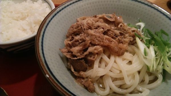 「冷やし肉うどん 680円 ＋ 白飯 100円」@肉饂飩とみ坂の写真