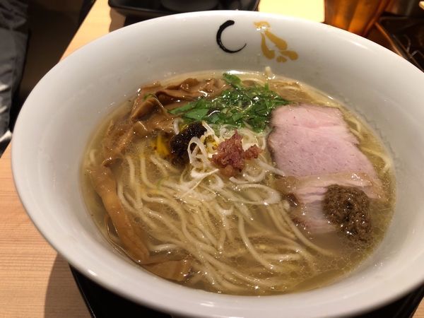 「真鯛と蛤の塩そば　900円＋α」@SOBAHOUSE 金色不如帰 新宿御苑本店の写真