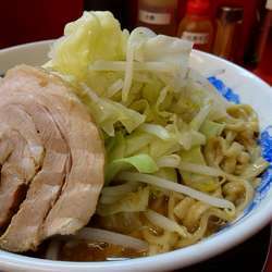 ラーメン大盛り＋タマゴ  ヤサイマシ