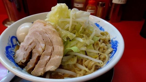 「ラーメン大盛り＋タマゴ  ヤサイマシ」@ジャンクガレッジ 北浦和店の写真