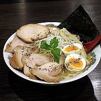 「鶏塩の肉らーめん930円＋大盛100円」@ど・みそ 町田店の写真