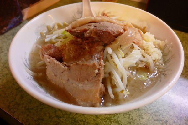 「小ラーメン¥750／背あぶら…多め、ニンニク…多め¥0」@ラーメン二郎 新宿小滝橋通り店の写真