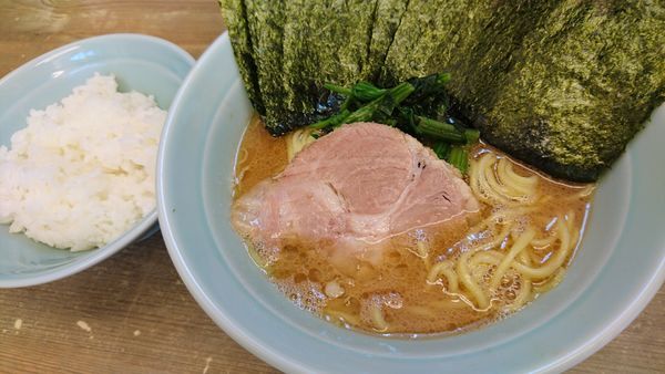 「ラーメン、海苔、無料ライス中盛り×2」@横浜らーめん 渡来武の写真