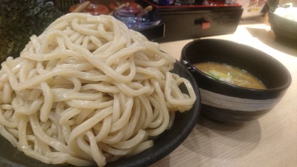 「つけ麺山盛り900ｇ」@ラーメン春樹 笹塚店の写真