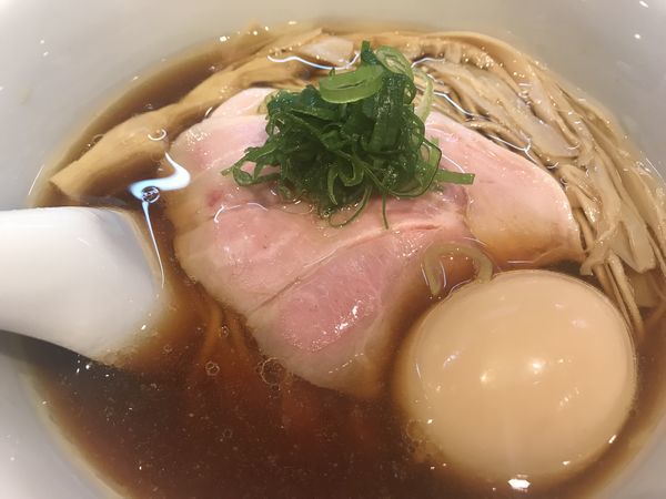 「味玉醤油ラーメン  900円」@らぁ麺 はやし田 新宿本店の写真