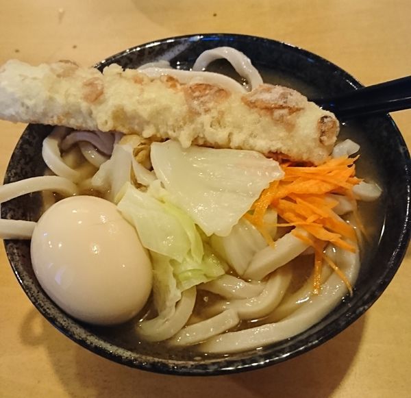 「吉田のうどん大盛り+竹輪天+煮たまご」@自家製うどん 五葵の写真